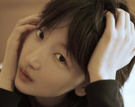 古灵精怪!周冬雨素颜美翻了 