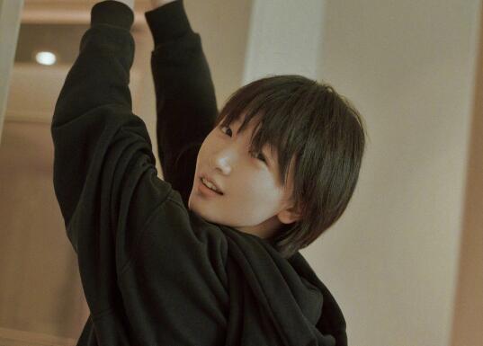 古灵精怪!周冬雨素颜美翻了 