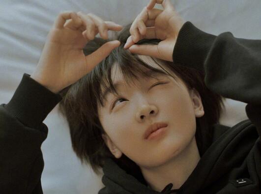 古灵精怪!周冬雨素颜美翻了 