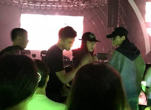 恋情坐实?何猷君奚梦瑶同框 大6岁