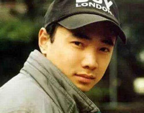 发量惊人！徐峥早年曾当发型模特 齐刘海遮盖忧伤发际线