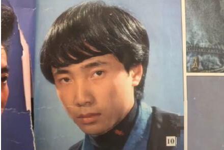 发量惊人！徐峥早年曾当发型模特 齐刘海遮盖忧伤发际线