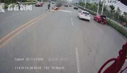 车冒浓烟!三轮车路中着大火随时要爆 公交车司机挺身灭火