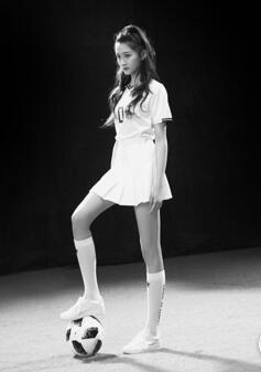 《踢球吧，少年强》关晓彤踢足球送祝福 元气少女绿茵场上活跃