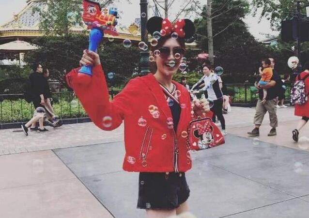 网友迪士尼偶遇江疏影与父母同游 一家人其乐融融度过假期