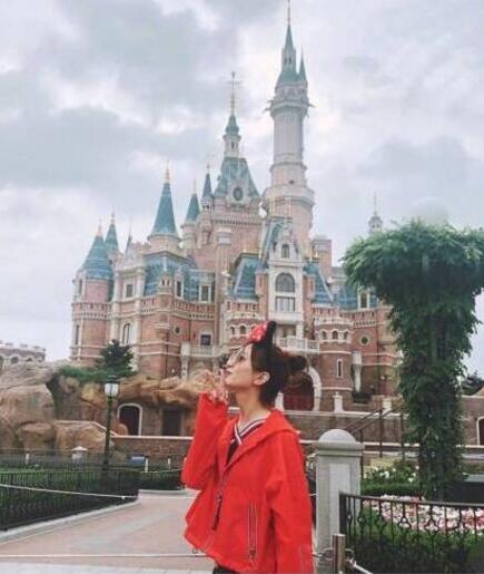 网友迪士尼偶遇江疏影与父母同游 一家人其乐融融度过假期