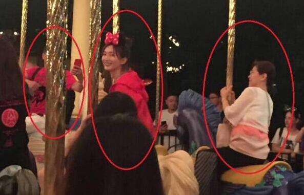 网友迪士尼偶遇江疏影与父母同游 一家人其乐融融度过假期