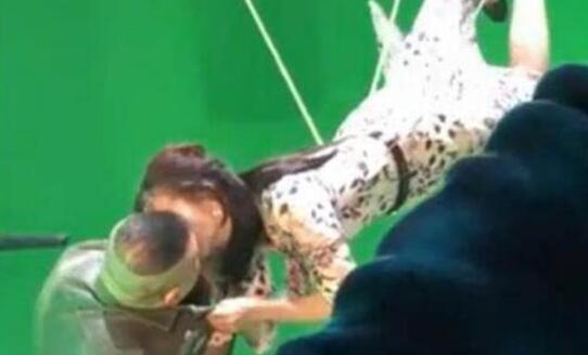 放开小岳岳！佟丽娅亲吻岳云鹏 佟丽娅吊威亚从天而降抓起岳云鹏亲吻