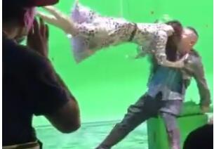 放开小岳岳！佟丽娅亲吻岳云鹏 佟丽娅吊威亚从天而降抓起岳云鹏亲吻