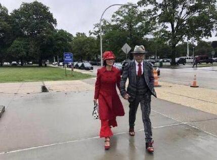 真相大白了!周立波被判无罪 一身西装配红色领带走进法院