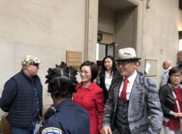 真相大白了!周立波被判无罪 一身西装配红色领带走进法院