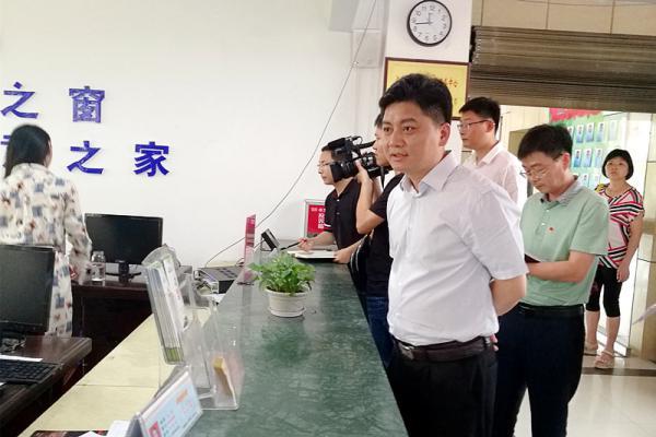 拍手叫好！戴耳机听歌被辞退 县委书记这一举动被刷爆当地朋友圈