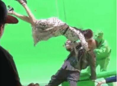 亮瞎眼！！佟丽娅激吻岳云鹏 郭德纲监制喜剧《鼠胆英雄》杀青