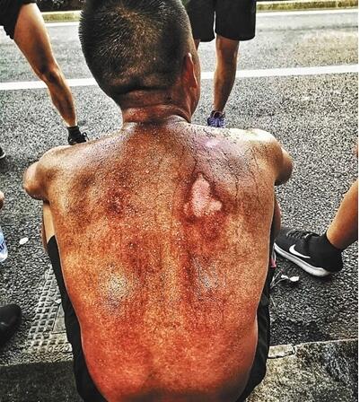 令人感动!90后消防员的背刺痛网友心 负重长跑后背磨破皮