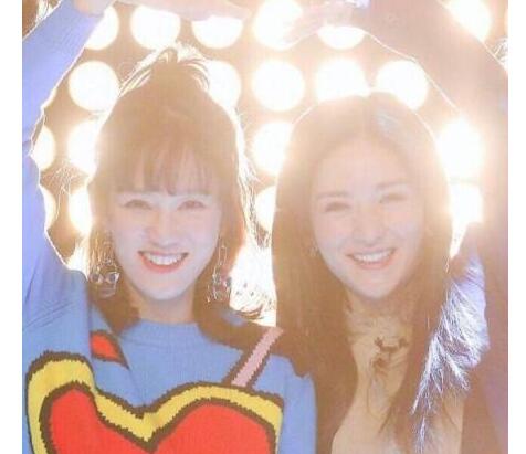 超开心！谢娜陈乔恩牵手照:我和我球恩聊不完的话不想睡觉啦