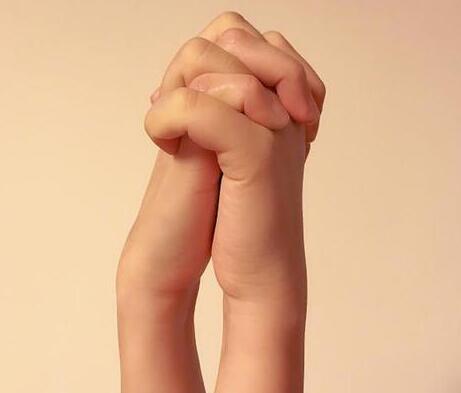 超开心！谢娜陈乔恩牵手照:我和我球恩聊不完的话不想睡觉啦