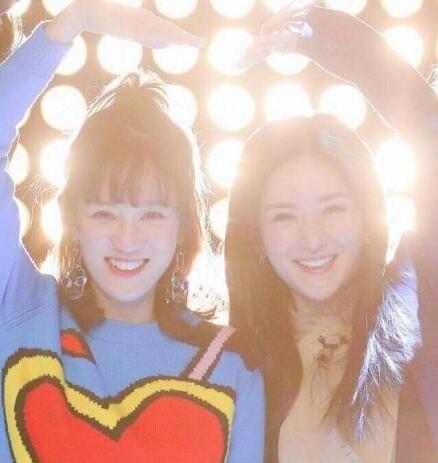 深夜聊点啥？谢娜陈乔恩牵手照 细看之下两人五官竟有些相似！