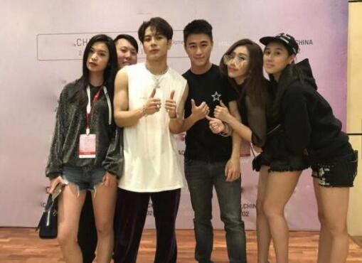 何猷君奚梦瑶同框 一起看王嘉尔演唱会为好朋友捧场