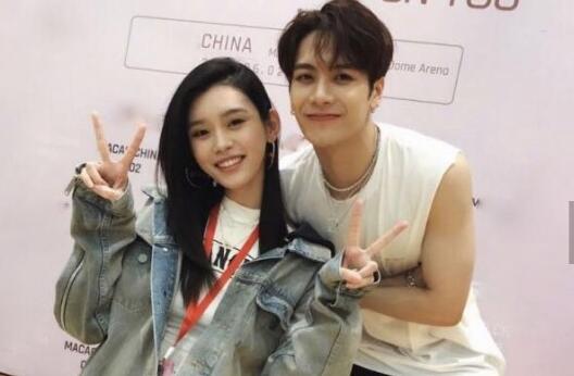 何猷君奚梦瑶同框 一起看王嘉尔演唱会为好朋友捧场