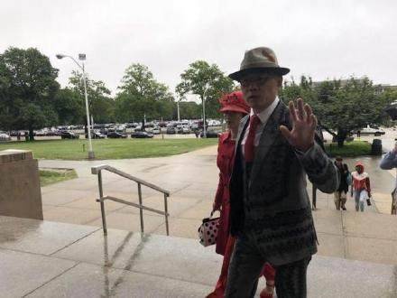 周立波被判无罪 开车打手机需缴纳150美元交通违章罚款费