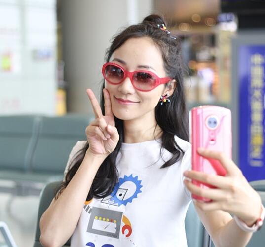 人肉种草机！韩雪比V自拍秀耳环让人想加购物车 女神捂嘴偷笑