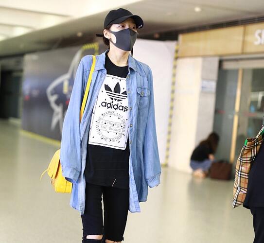 毫无偶像包袱!关晓彤机场啃面包 大清早犯困长凳上眯眼打瞌睡