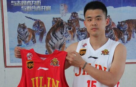 夏钰博加盟吉林队 2016-17赛季场均出场24分钟得到7.6分2.3篮板