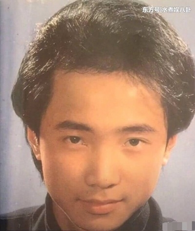 6月4日有网友在微博上曝光了徐峥年轻时做"发型模特"的杂志照片