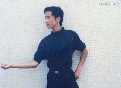 时间是把杀猪刀！徐峥曾当发型模特 是一名头发茂密的气质男孩