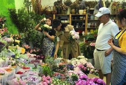 有网友超市偶遇刘涛王珂购物 刘涛在花店细心挑选鲜花（图）