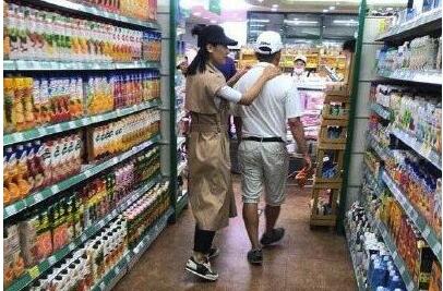 有网友超市偶遇刘涛王珂购物 刘涛在花店细心挑选鲜花（图）
