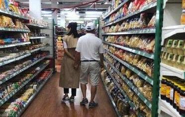 有网友超市偶遇刘涛王珂购物 刘涛在花店细心挑选鲜花（图）