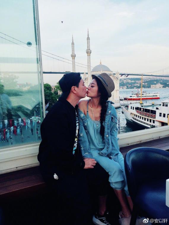 安以轩庆祝一周年晒美照 网友忍不住直呼“好闪啊这狗粮。”