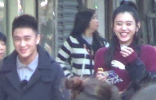 恋情实锤？何猷君奚梦瑶同框 遇见粉丝还频频甜笑打招呼