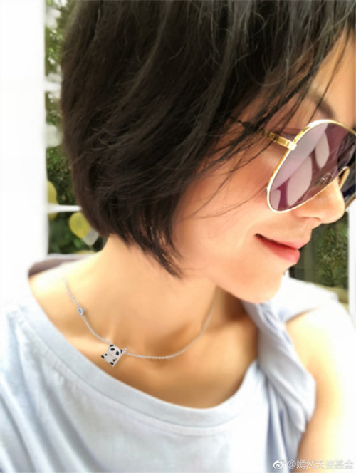 有女万事足！王菲近照曝光 脖子上佩戴的熊猫形状项链是李嫣设计
