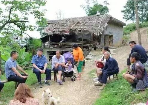 良心不痛吗?老人脱鞋乘车 老人因鞋底有泥被迫打赤脚