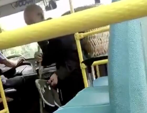 良心不痛吗?老人脱鞋乘车 老人因鞋底有泥被迫打赤脚