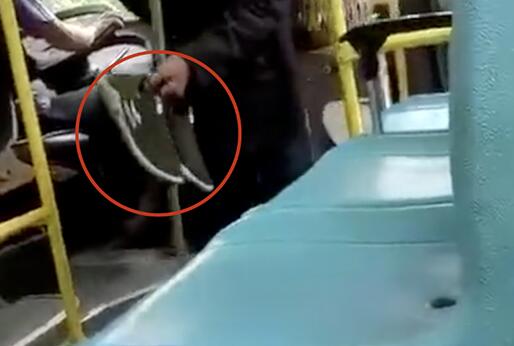 良心不痛吗?老人脱鞋乘车 老人因鞋底有泥被迫打赤脚