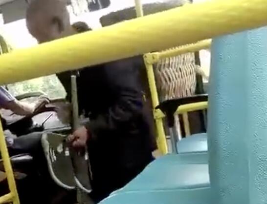 良心不痛吗?老人脱鞋乘车 老人因鞋底有泥被迫打赤脚