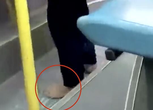 良心不痛吗?老人脱鞋乘车 老人因鞋底有泥被迫打赤脚