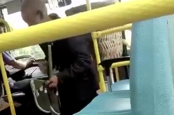 让人心酸！老人脱鞋乘车 鞋底有泥被嫌弃司机提出无理要求
