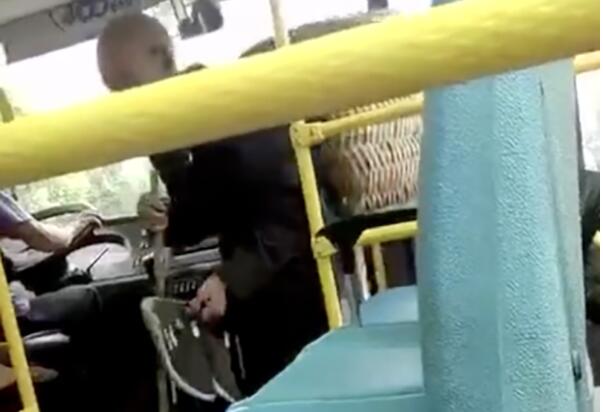 让人心酸！老人脱鞋乘车 鞋底有泥被嫌弃司机提出无理要求
