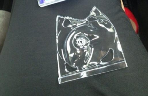 脑洞大开！汽车引擎盖能烤鱼 高温炙烤汽车引擎盖成铁板烧