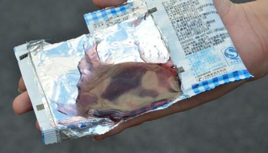 脑洞大开！汽车引擎盖能烤鱼 高温炙烤汽车引擎盖成铁板烧