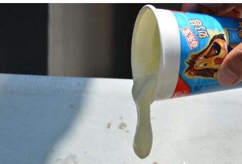 脑洞大开！汽车引擎盖能烤鱼 高温炙烤汽车引擎盖成铁板烧