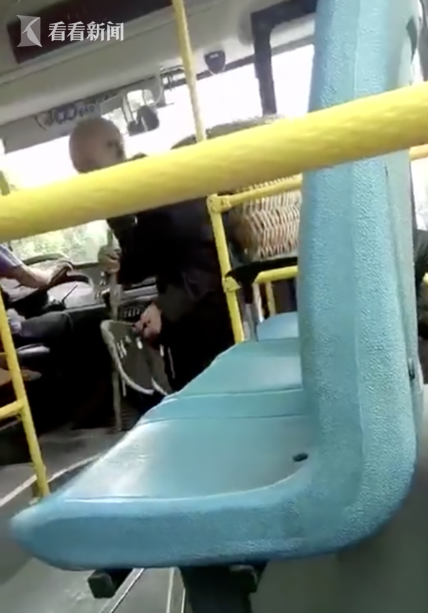 炸开了锅!老人脱鞋乘车 处理结果:涉事驾驶员已被责令解聘
