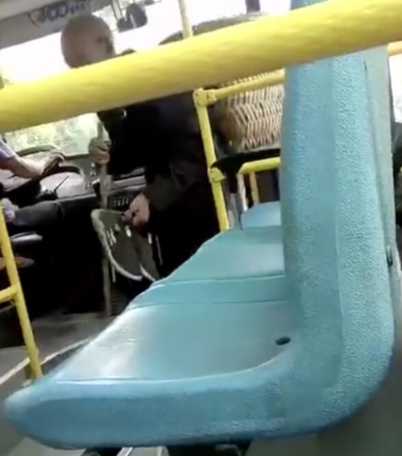 炸开了锅!老人脱鞋乘车 处理结果:涉事驾驶员已被责令解聘