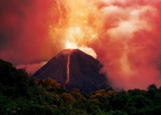 夜空染红!危地马拉火山爆发致69死 系40多年来