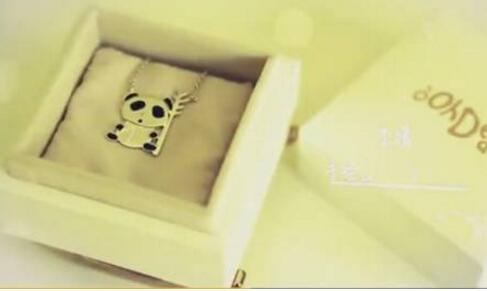 小细节！王菲项链李嫣设计 母女同款熊猫项链引半个娱乐圈跟随