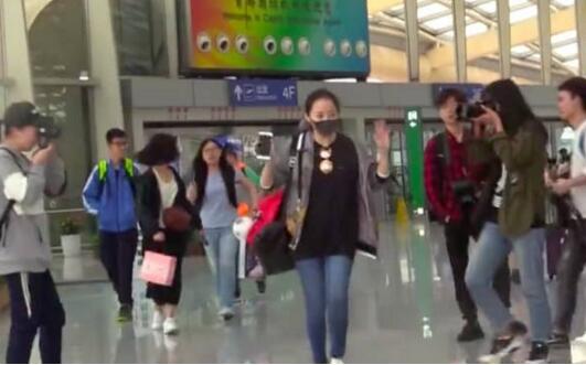 就是不吐口？张靓颖被曝获接机 和绯闻男友同坐一辆车离开